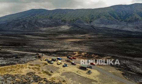 Foto udara kondisi lahan pasca kebakaran di Pos Watu Gede, kawasan Gunung Bromo, Probolinggo, Jawa Timur, Jumat (15/9/2023). Balai Besar Taman Nasional Bromo Tengger Semeru memastikan bahwa kebakaran yang terjadi sejak Rabu (6/9) di kawasan hutan dan lahan Gunung Bromo telah berhasil dipadamkan, diperkirakan luas area yang terbakar mencapai 500 hektare.  