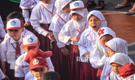 Sejumlah siswa baru kelas satu  berbaris saat hari pertama masuk sekolah di SDN Gunung Batu 1, Kota Bogor, Jawa Barat, Senin (15/7/2024). Wapres gibran ingin pelaran AI dan coding diajarkan di SD.