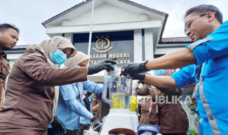 Sejumlah petugas melakukan pemusnahan barang bukti di Kejari Kota Tasikmalaya, Selasa (28/11/2023). Mayoritas barang bukti yang dimusnahkan adalah obat-obatan terlarang, narkoba, dan minuman keras. 