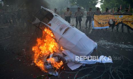 Anggota kepolisian berjaga ketika massa yang tergabung dalam BEM Nusantara menggelar aksi di kawasan Patung Kuda, Jakarta, Kamis (1/9/2022). Dalam aksinya mereka menolak naiknya harga BBM yang dinilai merugikan rakyat kecil.  