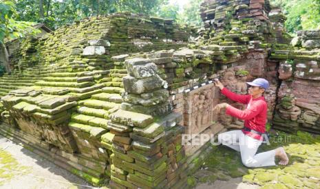 Pekerja melakukan pengukuran struktur Candi Mirigambar yang akan dipugar di Mirigambar, Tulungagung, Jawa Timur, Jumat (19/2/2021). Candi Mirigambar untuk pemujaan umat Hindu peninggalan abad XIV itu mulai dipugar oleh BPCB Jatim, karena kondisi strukturnya sebagian besart sudah rusak, miring dan rawan ambruk jika terjadi gempa. 