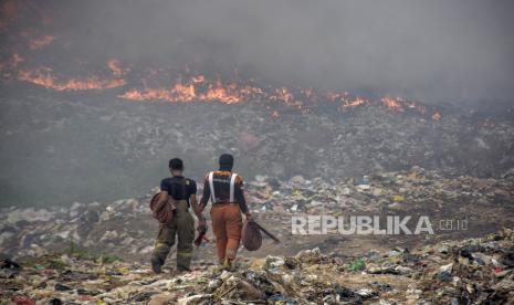 Pemadam kebakaran (Damkar) Kabupaten Bandung Barat membawa selang untuk memadamkan api di TPA Sarimukti, Kabupaten Bandung Barat.