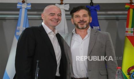 Presiden FIFA Gianni Infantino (kiri) bertemu petinggi Conmebol. 