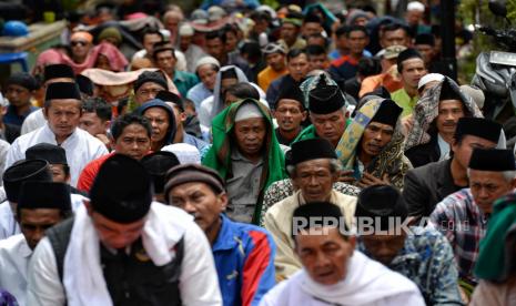 Pengungsi melaksanakan shalat Jumat di badan jalan di Kampung Gasol II, Desa Gasol, Kecamatan Cugenang, Kabupaten Cianjur, Jawa Barat, Jumat (25/11/2022). Pada hari kelima, sejumlah pengungsi memilih melaksanakan shalat jumat di ruangan terbuka akibat sejumlah bangunan masjid rusak dan untuk mengantisipasi terjadi gempa susulan. Sementara, pemerintah Kabupaten Cianjur mengeluarkan Surat Keputusan Status Tanggap Darurat Bencana Gempa Cianjur selama 30 hari hingga 20 Desember mendatang. Republika/Thoudy Badai