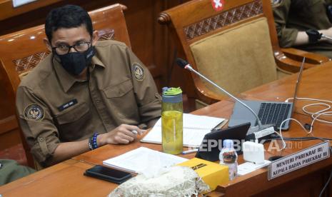 Menparekraf Sandiaga Uno mengikuti rapat kerja dengan Komisi X DPR di Kompleks Parlemen, Senayan, Jakarta, Rabu (16/3/2022). Rapat tersebut membahas kesiapan dukungan pelaksanaan MotoGP Mandalika 2022, strategi pemulihan dan penguatan parekraf setelah mulai melandainya pandemi COVID-19 (syarat perjalanan tanpa tes usap), serta keputusan Raker/RDP dan Panja yang belum ditindaklanjuti. Prayogi/Republika.