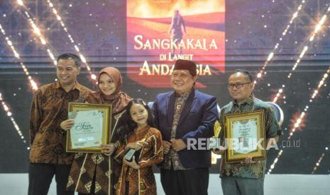 Direktur PT Republika Media Mandiri Hasan Nur Murtiaji (kanan) bersama penulis buku Sangkakala di Langit Andalusia Hanum Salsabila Rais (dua kiri) dan Rangga Almahendra (kiri) berfoto usai menerima IBF awards saat pembukaan Islamic Book Fair (IBF) 2024 di JCC Senayan, Jakarta, Rabu (14/8/2024). Pemeran buku Islam terbesar di Indonesia ini kembali hadir dengan mengakat tema Membangun Optimisme Umat Melalui Literasi Islami dan akan berlangsung 14-18 Agustus 2024.Pada event Islamic Book Fair (IBF) 2024 ini juga bakal menyajikan beragam koleksi buki Islam terbaik, diskon spesial untuk setiap pembelian buku, dan bisa bertemu langsung dengan penulis terkenal serta mendapatkan tandatangannya.