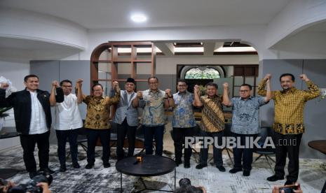 Calon Presiden (capres) Koalisi Perubahan untuk Persatuan (KPP) Anies Baswedan (tengah) bersama tim delapan yakni Ketua Pemenangan Pemilu partai Nasdem Sugeng Suparwoto (ketiga kiri) Ketua DPP Nasdem Willy Aditya (keempat kiri) Sekretaris Jenderal Partai Demokrat Teuku Riefky Harsya (keempat kanan), Wakil Ketua Dewan Suryo PKS Sohibul Iman (ketiga kanan) dan eks Menteri ESDM Sudirman Said (kedua kanan) berfoto bersama sebelum menyampaikan keterangan pers di Jakarta, Jumat (5/5/2023). Dalam konferensi pers tersebut, Capres Anies Baswedan bersama tim delapan menyampaikan terkait proses KPP dalam menentukan nama bakal Calon Wakil Presiden (cawapres).