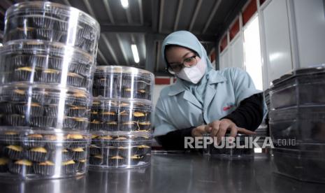 Pekerja mengemas kue kering di JnC Cookies, Jalan Bojong Koneng Atas, Cimenyan, Kabupaten Bandung, Selasa (19/4/2022). Membuka selotip kue Lebaran kerap menjadi tantangan tersendiri.