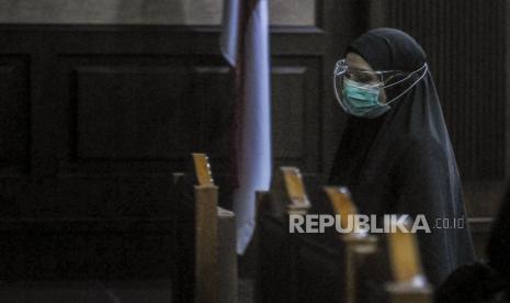 Terdakwa kasus penerimaan suap dari Djoko Tjandra terkait pengurusan fatwa Mahkamah Agung (MA), Pinangki Sirna Malasari saat jeda sidang putusan di Pengadilan Tipikor, Jakarta, Senin (8/2). Pinangki Sirna Malasari divonis sepuluh tahun penjara dan denda Rp 600 juta subsider enam bulan kurungan. Republika/Putra M. Akbar