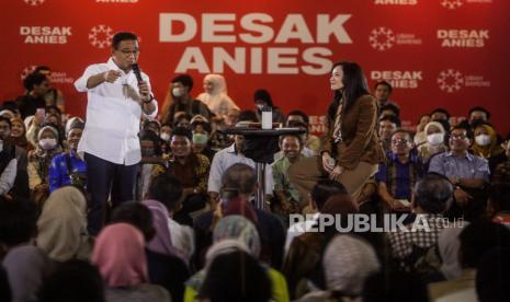 Calon Presiden nomor urut 1 Anies Baswedan menyampaikan paparan saat Desak Anies bersama tenaga kesehatan di Jakarta, Kamis (18/1/2024). Kampanye dialogis Desak Anies itu untuk memberikan ruang kepada tenaga kesehatan menyampaikan aspirasi terkait permasalahan di lingkup tenaga kesehatan seperti perbaikan teknis sistem pengobatan dengan BPJS, masih minimnya rumah sakit tipe A di beberapa kota, serta peningkatan SDM, gaji dan status honorer bagi tenaga kesehatan.