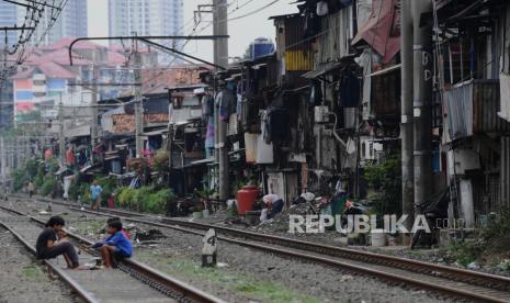 Anak-anak bermain di rel kereta api di api di kawasan Pejompongan, Jakarta, Jumat (15/7/2022). Badan Pusat Statistik (BPS) Kabupaten Tangerang, Banten, mengungkapkan angka penduduk miskin di kabupaten itu bertambah 272 ribu orang atau sekitar 7,12 persen dari total jumlah penduduk yang ada.