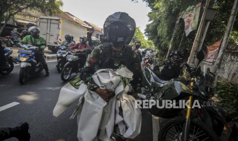 Sejumlah anggota TNI saat menertibkan spanduk Habib Rizieq Shihab di kawasan Petamburan, Jakarta, Jumat (20/11). Pangdam Jaya Mayjen TNI Dudung Abdurachman mengatakan akan menertibkan spanduk Imam Besar FPI Habib Rizieq Shihab yang terpasang sembarangan dan tanpa izin. Republika/Putra M. Akbar 