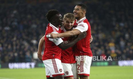 Pemain Arsenal Martin Odegaard, tengah, merayakan golnya ke gawang Arsenal bersama rekan satu timnya selama pertandingan sepak bola Liga Utama Inggris di Molineux, Wolverhampton, Inggris, Sabtu 12 November 2022.