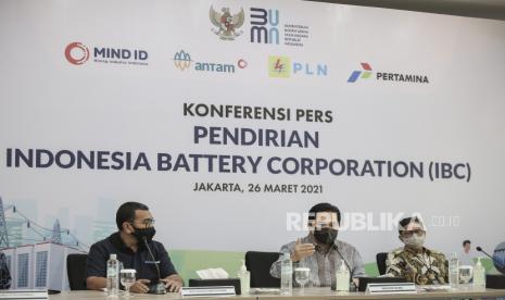 Menteri BUMN Erick Thohir (tengah) didampingi Wakil Menteri BUMN I Pahala Nugraha Mansury (kanan) dan Staf Khusus III Menteri BUMN Arya Sinulingga (kiri) pada konferensi pers pendirian Indonesia Battery Corporation (IBC) di kantor Kementerian BUMN, Jakarta, Jumat (26/3/2021). Indonesia Battery Corporation (IBC) didirikan sebagai holding untuk mengelola ekosistem industri baterai kendaraan bermotor listrik (Electric Vehicle Battery) yang terintegrasi dari hulu hingga hilir.