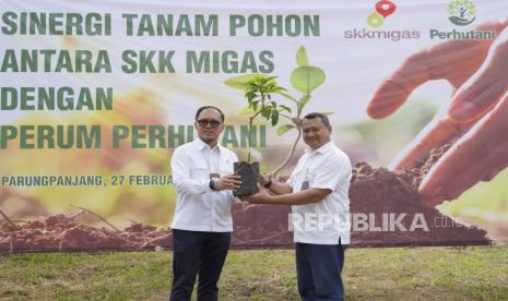 Direktur Pengembangan dan Perencanaan Perum Perhutani Endung Trihartaka (kanan) dan Kepala Divisi Formalitas SKK Migas George Nicholas Marsahala S (kiri) dalam gerakan menanam 100 bibit pohon di kawasan Maribaya, Parung Panjang, Kabupaten Bogor, Jawa Barat, Selasa (27/2/2024).