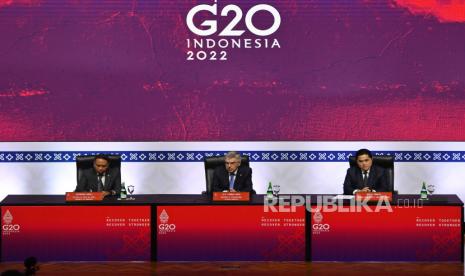 Presiden Komite Olimpiade Internasional (IOC) Thomas Bach (tengah) bersama Menteri BUMN sekaligus anggota IOC Erick Thohir (kanan) dan Menpora Zainudin Amali (kiri) menyampaikan keterangan kepada wartawan terkait kesiapan Indonesia dalam pencalonan diri sebagai tuan rumah Olimpiade 2036 di Media Center, BICC, Nusa Dua, Kabupaten Badung, Bali, Rabu (16/11/2022). 