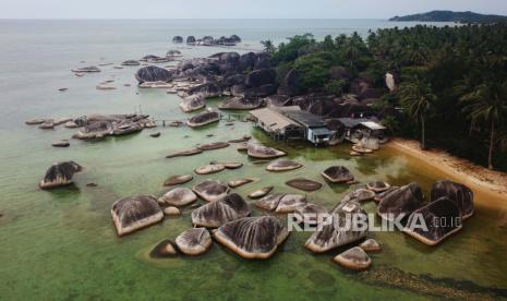 Batuan granit terhampar di perairan kawasan situs geologi Alif Stone Park di Bunguran Timur, Kabupaten Natuna, Kepulauan Riau, Jumat (11/6/2021). Sejumlah situs Geologi di kawasan Natuna, yang merupakan salah satu geopark nasional, merupakan salah satu potensi wisata yang dapat mendatangkan wisatawan.