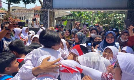 Guru honorer di SDN Cibeureum 1, Mohamad Reza Ernanda, disambut oleh para siswa setelah Wali Kota Bogor Bima Arya, membatalkan pemecatan Reza yang dilakukan secara sepihak oleh kepala sekolah, Rabu (13/9/2023). 