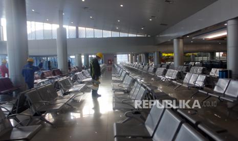 Petugas Karantina Kesehatan melakukan penyemprotan disinfektan di Bandara Domine Eduard Osok (DEO) Sorong, Kota Sorong, Papua Barat, Selasa (17/3/2020). Sebagai bentuk antisipasi dan pencegahan penularan virus Corona (Covid 19), Otoritas Bandara DEO melakukan penyemprotan disinfektan secara berkala. ANTARA FOTO/Olha Mulalinda/aww.(Antara/Olha Mulalinda)