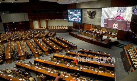 Ketua DPR Puan Maharani menyampaikan pidatonya pada Rapat Paripurna DPR Masa Persidangan IV Tahun Sidang 2021-2022 di Kompleks Parlemen, Jakarta, Selasa (15/3/2022). Rapat tersebut beragendakan pidato Ketua DPR pada Pembukaan Masa Persidangan IV Tahun Sidang 2021-2022. Prayogi/Republika.