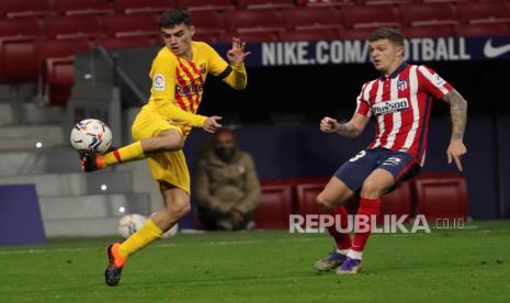  Bek Atletico Kieran Trippier (kanan) beraksi melawan gelandang Barcelona Pedri (kiri) saat pertandingan sepak bola LaLiga Spanyol antara Atletico de Madrid melawan FC Barcelona di stadion Wanda Metropolitano di Madrid, Spanyol, 21 November 2020.