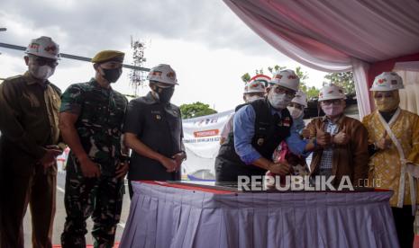 Gubernur Jawa Barat Ridwan Kamil (keempat kiri) didampingi Plt Wali Kota Cimahi Ngatiyana (ketiga kiri) beserta jajaran terkait menandatangani prasasti saat Peresmian Underpass Dustira - Sriwijaya di Jalan Dustira, Kota Cimahi, Selasa (2/2/2022). Pemerintah Provinsi Jawa Barat bersama Pemerintah Kota Cimahi meresmikan underpass yang menghubungkan Jalan Dustira dan Jalan Sriwijaya sepanjang 600 meter dengan nilai proyek sekitar Rp105 miliar. Foto: Republika/Abdan Syakura