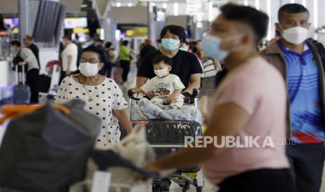  Turis asing berjalan di terminal penumpang Bandara Internasional Suvarnabhumi di provinsi Samut Prakan, Thailand. Jika kebingungan mencari toilet yang nyaman di Thailand,ada aplikasi yang dapat menunjukkan toilet terbaik di negeri ini/ilustrasi. 