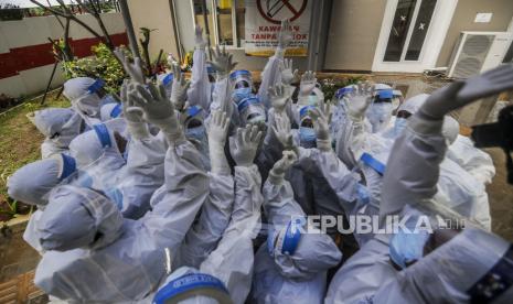 Tenaga kesehatan bersiap melakukan perawatan pasien Covid-19 di RSDC Wisma Atlet, Jakarta.