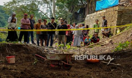 Warga menonton proses penggalian oleh Polresta Banyumas di lokasi penemuan empat kerangka bayi di Purwokerto, Banyumas, Jawa Tengah, Kamis (22/6/2023). Polresta Banyumas terus melakukan pencarian lanjutan dengan menggali lokasi ditemukanya empat kerangka bayi yang diperkirakan berumur 1 hingga 10 tahun atas dugaan hasil tindak pidana.  