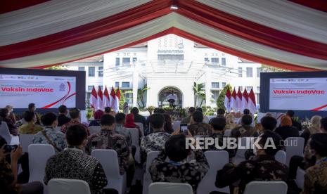 Presiden Joko Widodo memberikan sambutan pada Peluncuran Vaksin IndoVac di PT Bio Farma (Persero), Jalan Pasteur, Kota Bandung, Kamis (13/10/2022). Presiden Joko Widodo secara resmi meluncurkan vaksin Covid-19 bernama IndoVac yang diproduksi oleh PT Bio Farma (Persero). Vaksin IndoVac tersebut mulai diproduksi secara massal pada Kamis (13/10/2022) dengan target mencapai 20 juta dosis dan akan meningkat 40 juta dosis pada tahun 2023. Republika/Abdan Syakura