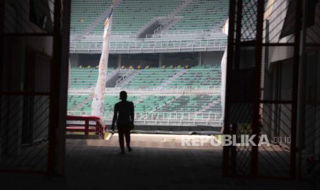  Siluet seorang pekerja berhadapan dengan kursi penonton di Stadion Gelora Bung Tomo, salah satu venue yang disiapkan untuk gelaran Piala Dunia U-17.