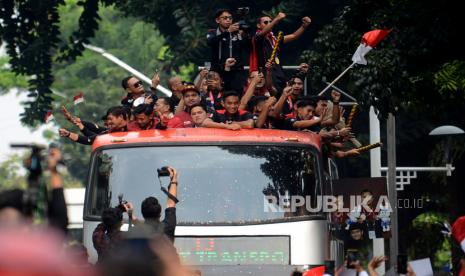 Ketua Umum PSSI Erick Thohir bersama pemain timnas sepakbola Indonesia  saat mengikuti kirab juara kontingen SEA Games 2023 di Depan Gedung Kemenpora, Senayan, Jakarta, Jumat (19/5/2023). Kegiatan kirab juara ini sebagai bentuk penghormatan bagi para Atlet Indonesia yang telah sukses mengharumkan bangsa indonesia di SEA Games 2023. Adapun rute Kirab Juara ini yaitu Kantor Kemenpora-HI-GBK. Seperti diketahui Idonesia berhasi sukses merebut 87 medali emas, 80 medali perak dan 109 medali perunggu.