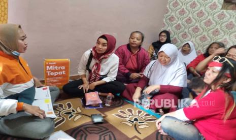 Pertemuan rutin di Sentra Tanjung 14, Tanjung Rejo, Sukun, Kota Malang, Jawa Timur. Pertemuan ini merupakan wadah utama BTPN Syariah dalam memberdayakan jutaan wanita khususnya ibu-ibu untuk mengembangkan usaha ultra mikro. Kamis (7/9/2023).