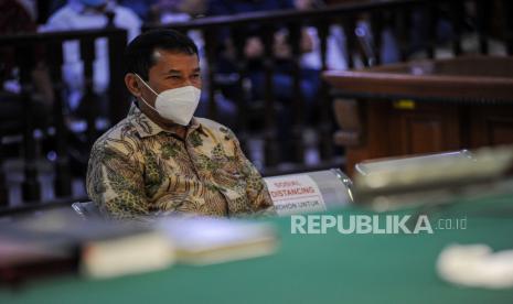 Mantan Bupati Bogor Rachmat Yasin, yang juga terdakwa kasus dugaan penerimaan gratifikasi dari sejumlah satuan kinerja perangkat daerah (SKPD) di Kabupaten Bogor menjalani sidang dengan agenda pembacaan putusan, di Pengadilan Tipikor, Bandung, Jawa Barat, Senin (22/3/2021). Dalam sidang tersebut, majelis hakim memvonis Rachmat Yasin dengan hukuman dua tahun delapan bulan penjara serta denda Rp200 juta subsider dua bulan karena terbukti bersalah atas kasus gratifikasi dari sejumlah SKPD Kabupaten Bogor yang dilakukannya selama menjabat. 