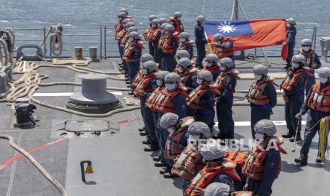 Dalam foto yang dirilis oleh Kantor Kepresidenan Taiwan ini, personel angkatan laut Taiwan membentuk kapal angkatan laut selama latihan tahunan Han Kuang di Taiwan pada Selasa, 26 Juli 2022. 