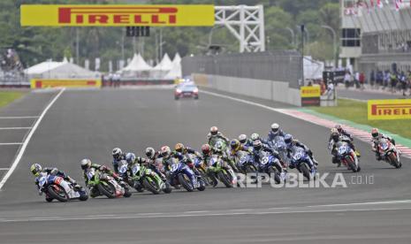 Sejumlah pembalap memacu kecepatannya saat mengikuti balapan kedua World Supersport (WSSP) 2021 di Pertamina Mandalika International Street Circuit, KEK Mandalika, Praya, Lombok Tengah, NTB, Ahad (21/11/2021). Sirkuit Mandalika siap menggelar seri kedua MotoGP 2022 pada 20 Maret.