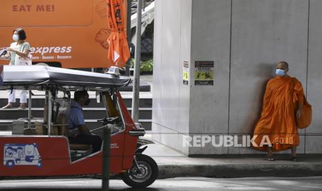 Seorang biksu memakai masker di Bangkok, Thailand, Senin (28/6). 