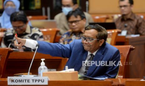 Menko Polhukam Mahfud MD bersiap mengikuti rapat dengar pendapat bersama Komisi III DPR di Kompleks Parlemen, Senayan, Selasa (11/4/2023).