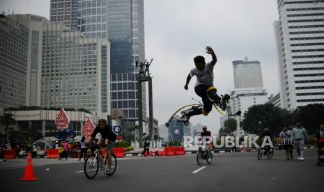 Warga berolahraga saat Hari Bebas Kendaraan Bermotor ( HBKB) di kawasan Bundaran HI, Jakarta Pusat, Ahad (22/5/2022). Pemerintah menyatakan situasi Covid-19 secara nasional saat ini masih terkendali meski belum bisa bebas dari pandemi. (ilustrasi)