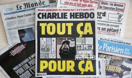 Teheran Kutuk Majalah Prancis Soal Karikatur Nabi Muhammad. Foto: Sebuah foto yang dipasang menunjukkan sampul mingguan satir Prancis Charlie Hebdo dengan kartun kontroversial Nabi Muhammad yang diterbitkan pada tahun 2012, di tengah-tengah surat kabar Prancis lainnya, pada hari pembukaan persidangan serangan, di Paris, Prancis, 02 September 2020. The Serangan teroris Charlie Hebdo di Paris terjadi pada 07 Januari 2015, dengan penyerbuan ekstremis Islam bersenjata dari surat kabar satir, memulai tiga hari teror di ibukota Prancis. 