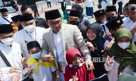 Gubernur Jawa Barat Ridwan Kamil berfoto bersama para santri usai Apel Peringatan Hari santri Tingkat Provinsi Jawa Barat Tahun 2022 bertajuk Berdaya Menjaga Martabat Kemanusiaan, di Lapangan Gasibu, Kota Bandung, Sabtu (22/10). 