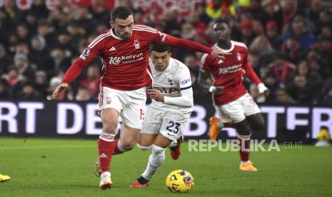 Para pemain Nottingham Forest (kostum merah) dalam pertandingan Liga Primer Inggris (ilustrasi). Forest mendapatkan hukuman pengurangan empat poin dari Liga Primer,