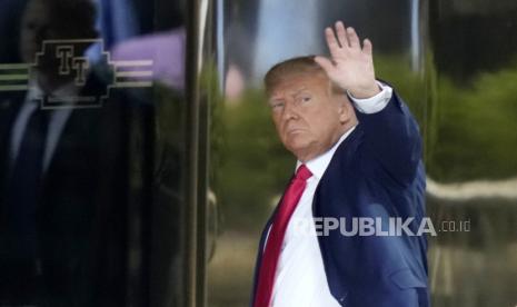 Mantan presiden Donald Trump tiba di Trump Tower di New York pada hari Senin (3/4/2023). Trump diperkirakan akan didakwa dan diadili pada hari Selasa atas tuduhan yang timbul dari pembayaran uang suap selama kampanye 2016-nya.