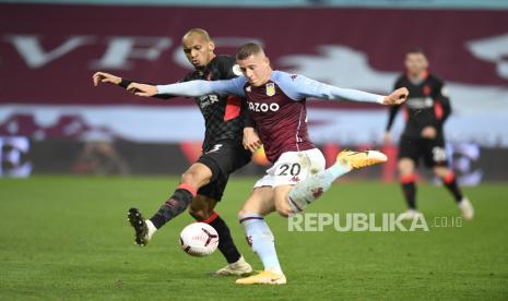 Gelandang Liverpool, Fabinho (kiri).