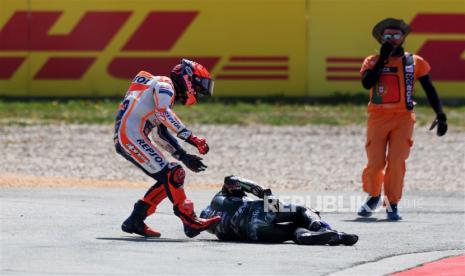 Pembalap MotoGP asal Spanyol Marc Marquez (kiri) dari tim Repsol Honda.