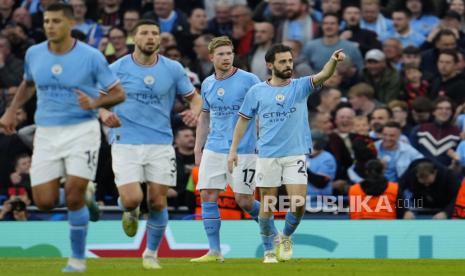 Pemain Manchester City Bernardo Silva (kanan) berselebrasi setelah mencetak gol pembuka pada pertandingan sepak bola leg kedua semifinal Liga Champions antara Manchester City dan Real Madrid di stadion Etihad di Manchester, Inggris, Kamis (18/5/2023) dini hari WIB.