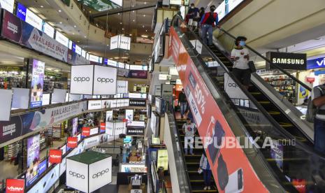 Suasana pusat penjualan ponsel di Jakarta, Selasa (15/9). Kementerian Komunikasi dan Informatika (Kemenkominfo) mulai memberlakukan aturan validasi Identifikasi International Mobile Equipment Identity (IMEI) untuk memblokir ponsel ilegal atau pasar gelap pada Selasa (15/9/2020). 