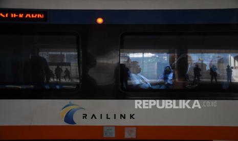 Penumpang mengenakan masker saat menaiki KA Bandara Soetta di Stasiun Duri, Jakarta, Rabu (1/7/2020). ANTARA FOTO/Indrianto Eko Suwarso/foc.