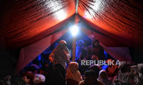 Pengungsi beraktivitas di dalam tenda darurat di Kampung Gasol, Desa Gasol, Cugenang, Kabupaten Cianjur, ilustrasi. Pemerintah Kota Tangerang, Banten, melalui Dinas Kesehatan memberangkatkan 45 personel tim gabungan tenaga kesehatan dari berbagai profesi untuk membantu korban bencana alam gempa bumi di Kabupaten Cianjur, Jawa Barat.