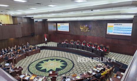 Menteri Keuangan Sri Mulyani saat memberikan keterangan di sidang sengketa Pemilu di Gedung MK, Jakarta Pusat, Jumat (5/4/2024). 